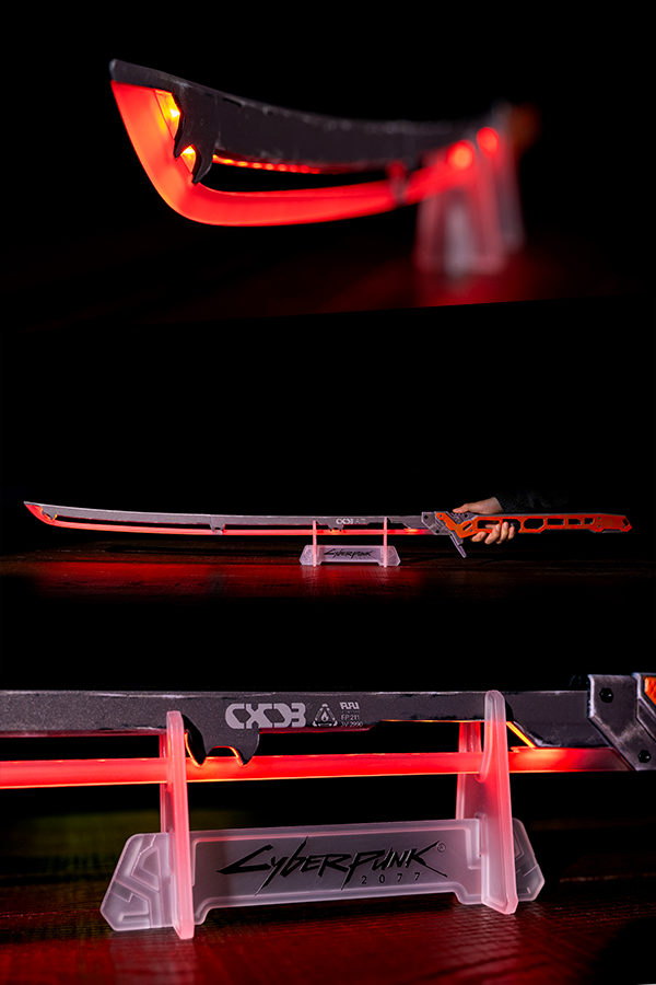 V wielding a thermal Errata katana in Cyberpunk 2077