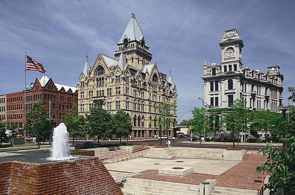 Clinton Square in Syracuse featuring the Soldiers and Sailors Monument